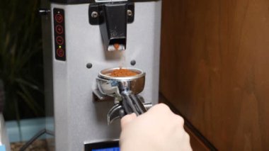 Modern ve alternatif yollar kahve yapma... Bir barista kahve yapma yakın çekim. Ağır çekim. Yapma çekilmiş kahve kahve öğütücü ile