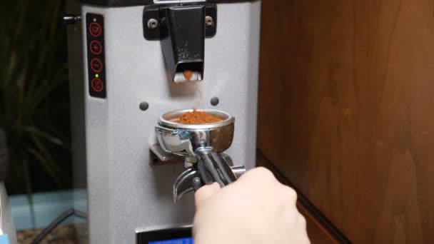 Formas modernas y alternativas de hacer café.. Primer plano de un barista haciendo café. Motion.Making lento café molido con molinillo de café — Vídeo de stock