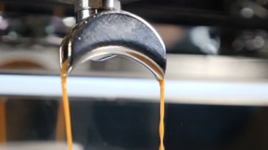 Kahve evi. Taze kahve kahve espresso makinesi çıkıyor. Ağır çekim