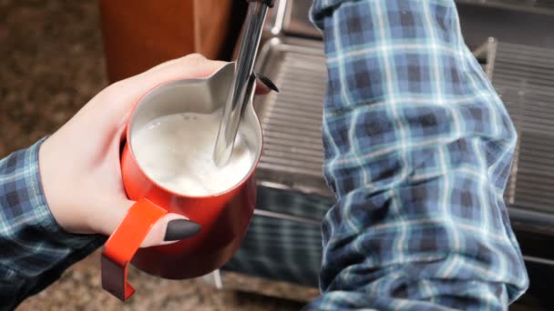 커피 하우스입니다. 카푸치노를 만드는 바리 스타. 만들기에 스 프레소와 우유를 증기. 뜨거운 우유 거품을 준비 하는 직장에서 바리 스타입니다. 슬로우 모션 — 비디오