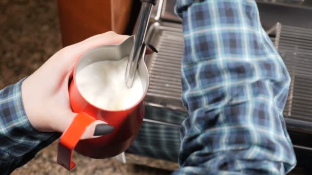 Καφέ σπίτι. Barista κάνοντας καπουτσίνο. Κάνοντας εσπρέσο και ατμό γάλακτος. Barista στο χώρο εργασίας, προετοιμασία ζεστό γάλα αφρού. Αργή κίνηση — Αρχείο Βίντεο