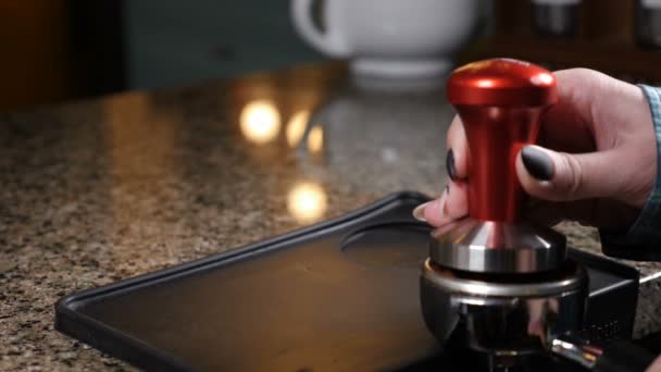 Casa de café. A fazer café. Barista em coffee shop.Tamping café moído fresco.Barista está preparando terreno para máquina de café expresso, conceito de café. Movimento lento — Vídeo de Stock