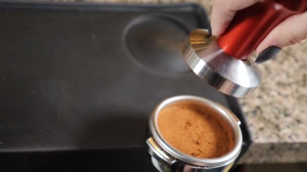 Kaffehus. Kaffe gör. Barista på coffee shop. Stampande färskmalet kaffe. Barista förbereder marken för espressomaskin, kaffe konceptet. Slow motion — Stockvideo