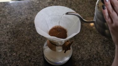 Modern ve alternatif yollar kahve yapma. Barista brews kahve kahve makinesi Chemeks kullanarak. Eller sıcak su içine kağıt filtre kahve ile dışarı pot dökme kapatın. Ağır çekim