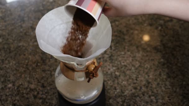 Moderne en alternatieve manieren van koffie maken... Close up van een barista maken hand gebrouwen koffie. Het toevoegen van gemalen koffie en warm water te gieten. Slow motion — Stockvideo