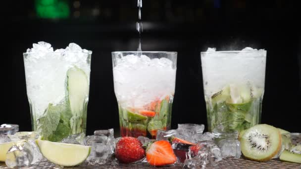 Бар, коктейль концепції. Бармен підготувати різні коктейлі Mojito. Крупним планом. Бризки. Повільний рух. — стокове відео