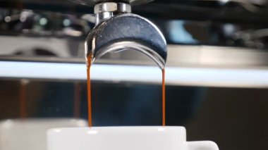 Kahve evi. Taze kahve kahve espresso makinesi çıkıyor. Ağır çekim