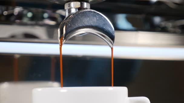 Koffiehuis. Het maken van verse koffie uitgaan van een koffie espressomachine. Slow motion — Stockvideo