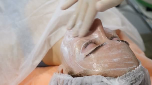 Skönhet-konceptet. Plastikkirurg koncept. Kosmetolog sprider ansiktsmask innan botox injektion. Skönhet injektionsproceduren. Sköt i 4k — Stockvideo