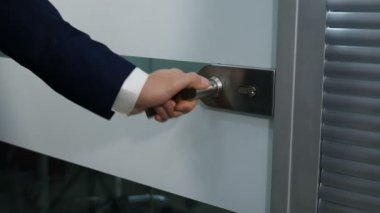 İş ofis hayat kavramı, cam kapı kolu erkek el açar. Erkek takım elbise, ama odanın kapı modern ofis açma gider. 4 k'dan fazla vurdu