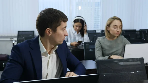 Hayat kavramı, iş ve ofis. Grup iş toplantı salonunda, konferans salonunun otur. 4 k'dan fazla vurdu