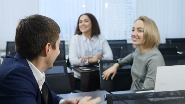 Concepto de vida empresarial y de oficina. Grupo de compañeros de trabajo se sientan en el auditorio, sala de conferencias. Disparo en 4 k — Vídeo de stock