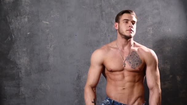 Starker und muskulöser Mann Bodybuilder. Mann posiert auf schwarzem Hintergrund und zeigt seine Muskeln. schöne Bauch- und Brustmuskeln. — Stockvideo