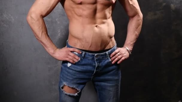 Fuerte y musculoso hombre culturista. El hombre posando sobre un fondo negro, muestra sus músculos. hermoso ABS y músculos del pecho . — Vídeos de Stock