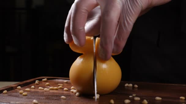 Chef en gants tranches de fromage avec un couteau. Un restaurant. Table de service. Art alimentaire — Video