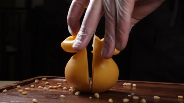 Chef em luvas fatias de queijo com uma faca. Restaurante. Serviço de mesa. Arte alimentar — Vídeo de Stock