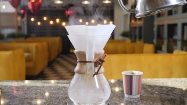 Modern ve alternatif yollar kahve yapma. Barista brews kahve kahve makinesi kullanarak. Kağıt filtre kahve ile içine sıcak su dökme el kapatın. Ağır çekim