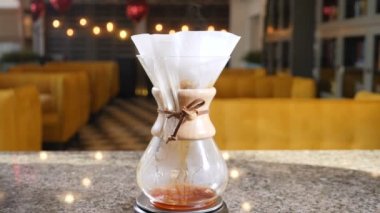 Modern el kahve demlendi. Barista brews kahve kahve makinesi kullanarak. Kahve kağıt filtre kasenin içine düşen damlaları kapatın. Ağır çekim