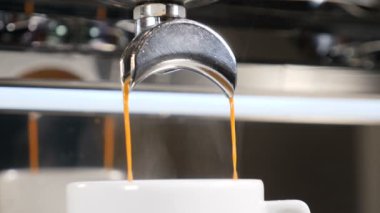 Kahve evi. Taze kahve kahve espresso makinesi çıkıyor. Ağır çekim