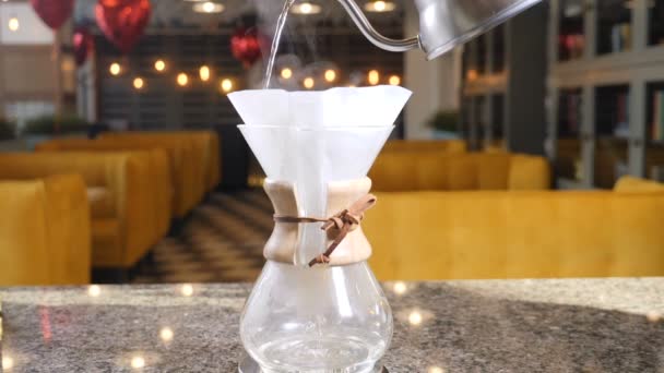 Modern ve alternatif yollar kahve yapma. Barista brews kahve kahve makinesi kullanarak. Kağıt filtre kahve ile içine sıcak su dökme el kapatın. Ağır çekim — Stok video