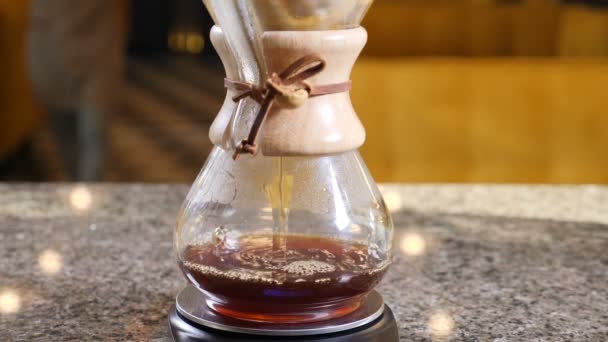 Coffee shop. Moderne koffie brouwen. Druppels koffie in slow motion. — Stockvideo