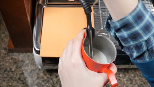 Kahve evi. Barista olun kapuçino. Espresso yapma ve Buhar süt. Barista sıcak süt köpüğü hazırlama iş başında. Ağır çekim — Stok video