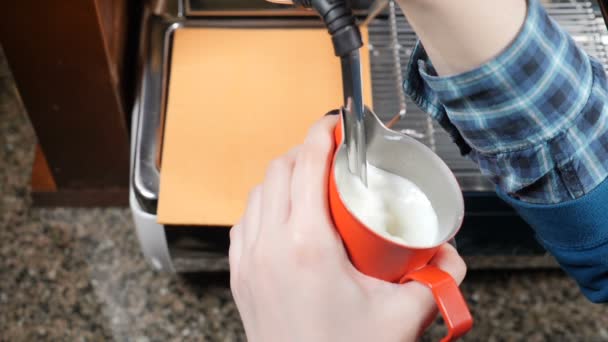 Cafetería. Los baristas hacen capuchino. Elaboración de espresso y leche al vapor. Barista en el trabajo preparando espuma de leche caliente. Movimiento lento — Vídeos de Stock