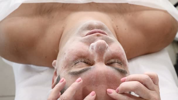 Mannen i skönhetsklinik. Manlig klient får ansiktsbehandling kosmetologi förfarande i skönhetssalong. Ansikte lymfmassage — Stockvideo