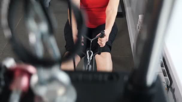 Portrait d'une vieille femme active méconnaissable au gymnase. s'entraîne sur un appareil de fitness. Une vie saine à la vieillesse. Ferme là. Tourné en 4k — Video