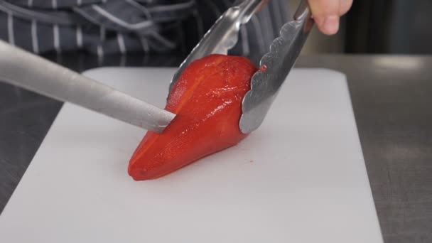 Bom jantar. Close-up de chef cortando pêra deliciosa na sobremesa de vinho em dois pedaços. Movimento lento. Cozinhar no restaurante francês. Tiro em hd — Vídeo de Stock