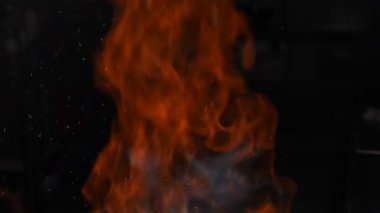 Siyah arka planda izole edilmiş gerçek ateşin süper yavaş çekimi. Alevli yemek pişirmek. Yüksek hızlı sinema kamerasıyla çekilmiş. Yüksek çözünürlüklü çekim