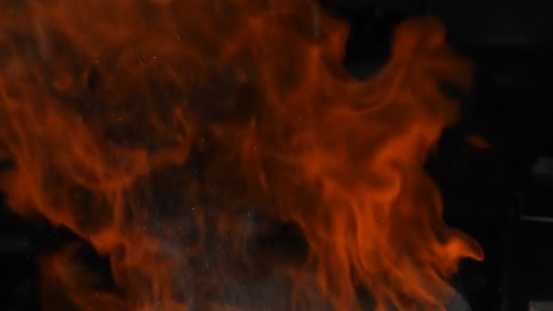 Super Zeitlupe von echtem Feuer isoliert auf schwarzem Hintergrund. Flammkuchen kochen. Gefilmt mit einer High-Speed-Kinokamera. Schuss in den Kopf — Stockvideo