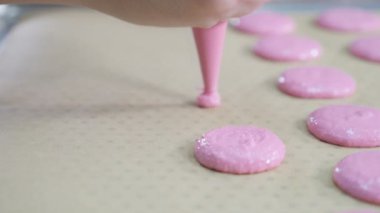 Şekerci, Karamelli makarna yapıyor. Yemek pişirme, yemek ve pişirme konsepti. Pasta dükkanında pastacıda krema sıkan aşçı. Kapat. Ağır çekim. hd