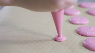 Şekerci, Karamelli makarna yapıyor. Yemek pişirme, yemek ve pişirme konsepti. Pasta dükkanında pastacıda krema sıkan aşçı. Kapat. Ağır çekim. hd