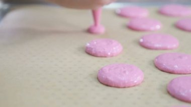 Şekerci, Karamelli makarna yapıyor. Yemek pişirme, yemek ve pişirme konsepti. Pasta dükkanında pastacıda krema sıkan aşçı. Kapat. Ağır çekim. hd