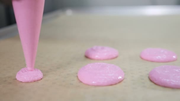 Haciendo Macarrones de Caramelo. concepto de cocción, comida y horneado: chef con bolsa de confitería que exprime el relleno de crema a las cáscaras de macarrones en la pastelería. En cámara lenta. hd — Vídeos de Stock