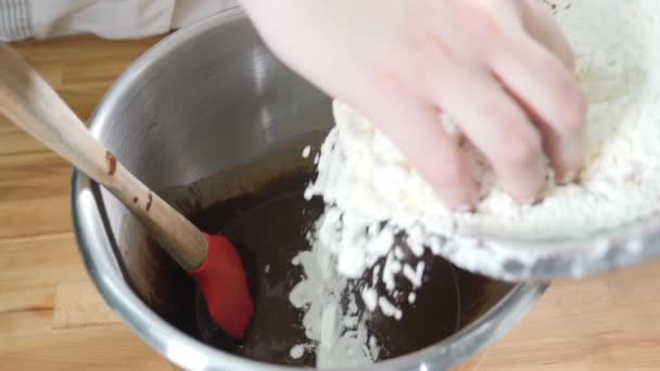 Ciasto czekoladowe w piekarni. Wlewanie mąki do rozpuszczonej czekolady w zwolnionym tempie. Ciasto działa. Kulinarny, restauracja kuchnia koncepcja. Zamknij drzwi. Strzał w hd — Wideo stockowe