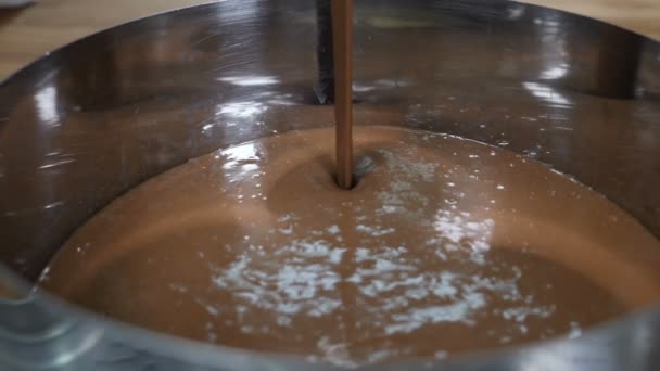 Een close-up shot van het gieten van chocoladetaart mengsel in blikken. Chocoladelaag cake maken. Culinair concept. Langzame beweging. Neergeschoten in hd — Stockvideo