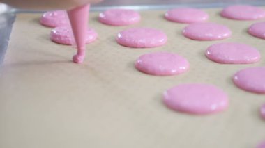 Şekerci, Karamelli makarna yapıyor. Yemek pişirme, yemek ve pişirme konsepti. Pasta dükkanında pastacıda krema sıkan aşçı. Kapat. Yavaş çekim.