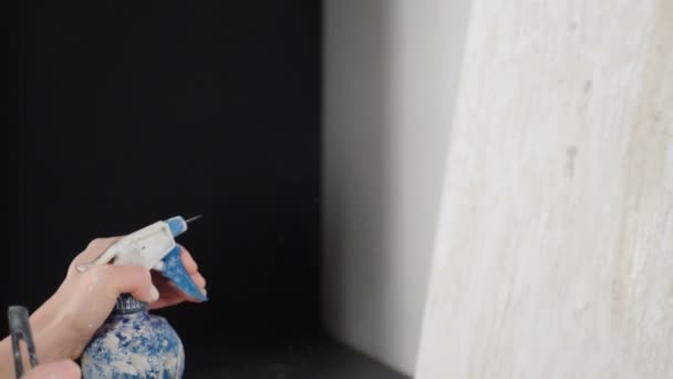 Junge Künstlerin befeuchtet Aquarellfarbe durch Wassersprühen auf Malerei mit Aquarell, Zeitlupe. Malerin im weißen Hemd bemalt Bild auf Leinwand im Kunstatelier. Nahaufnahme. hd — Stockvideo