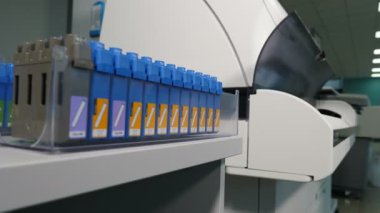 Modern Laboratuvarda Kan ve Genetik Madde Örnekleri Özel Makinelerle İnceleniyor. Yakın plan. Hastane laboratuvarında çalışan bir araştırmacı. 4K 'da çekilmiş.