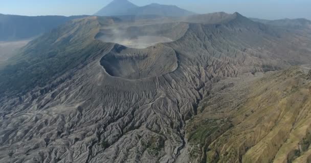 Flygbilder av en enorm vulkan i Bali, Indonesien. Magnifik asiatisk natur. Resekoncept. Skjuten i 4k — Stockvideo