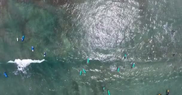 Vzdušné záběry klidného oceánu s malými pěnovými vlnami šplouchajícími na pobřeží. Mořský příboj shora. Střelba z dronu. Krásná Asie. záběr za 4k — Stock video