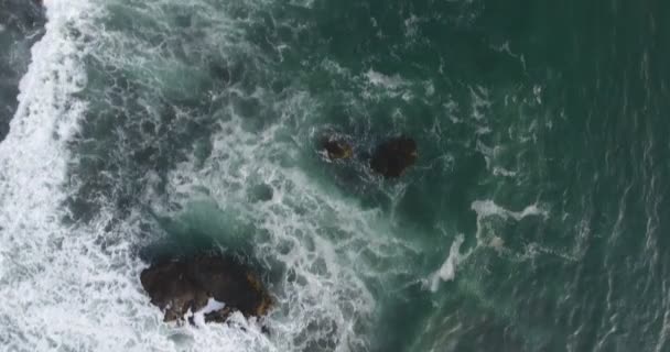 Nature sauvage et concept de vacances. Images aériennes og vagues océaniques mousseuses éclaboussant sur les récifs et les rochers. Belle Asie. Touristique. Tourné en 4k 