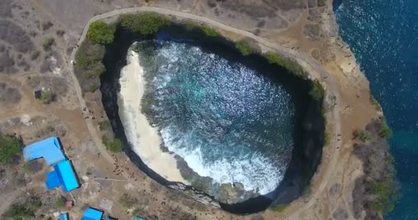 Piękna wyspa Bali. Wspaniałe nietknięte dary natury, fale oceaniczne i skały. Niesamowita Azja. Strzał w 4k — Wideo stockowe