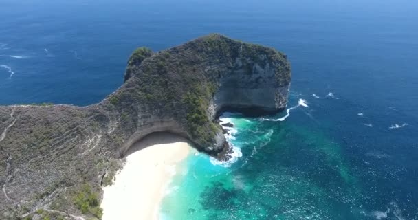 美しい石の崖、海の波と壮大な海の風景。空中トップビュー。インドネシアのバリ。4kで撃たれた — ストック動画