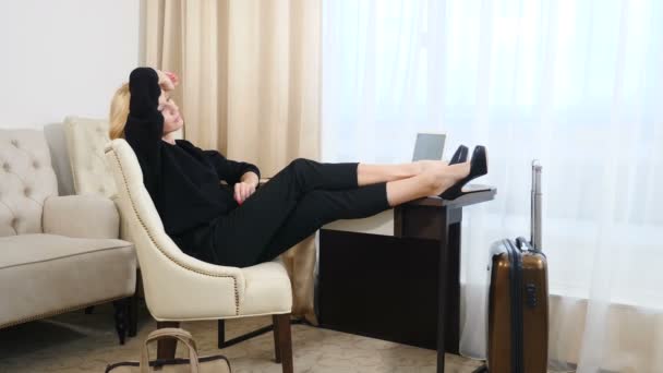 Jonge vrouw ontspannen zitten op gezellige fauteuil na het werk tevreden met alle doelen bereikt, voldoen aan de deadline, rust handen achter het hoofd met gesloten ogen, ademen lucht, dromen van vakantie, genieten — Stockvideo