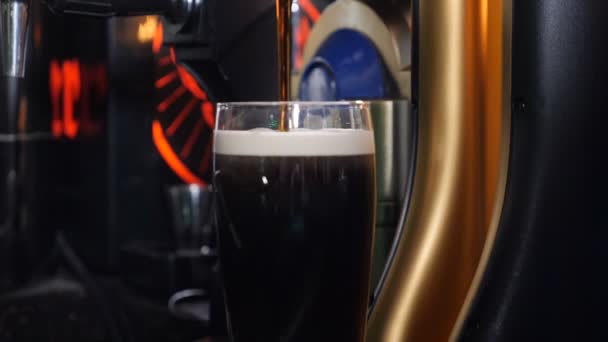 Hantverk mörk öl hälls i glas i slow motion. Fräschhet och skum. Bar bakgrund. Mikrobryggeri hantverk öl. Skott med höghastighetskamera, Skott i hd — Stockvideo