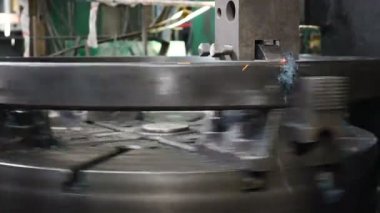 Sanayi konsepti. Üretim için fabrikada makine işlemi. Fabrikada çalışan metal torna. Tam otomatik üretim işlemine sahip modern bilye fabrikası. Kapat. 4k video