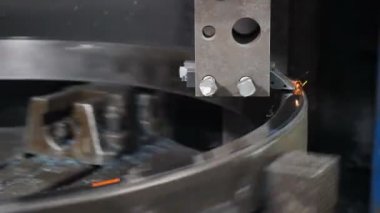 Bearing Fabrikası 'nın yakın çekimi. Sanayi konsepti. Fabrikadaki makine işlemleri. Fabrikada çalışan metal torna. Tam otomatik üretim işlemine sahip modern bilye fabrikası. Kapat.